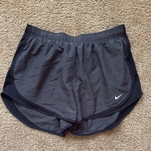 Nike Black Athletic Shorts Lightweight Breathable Design